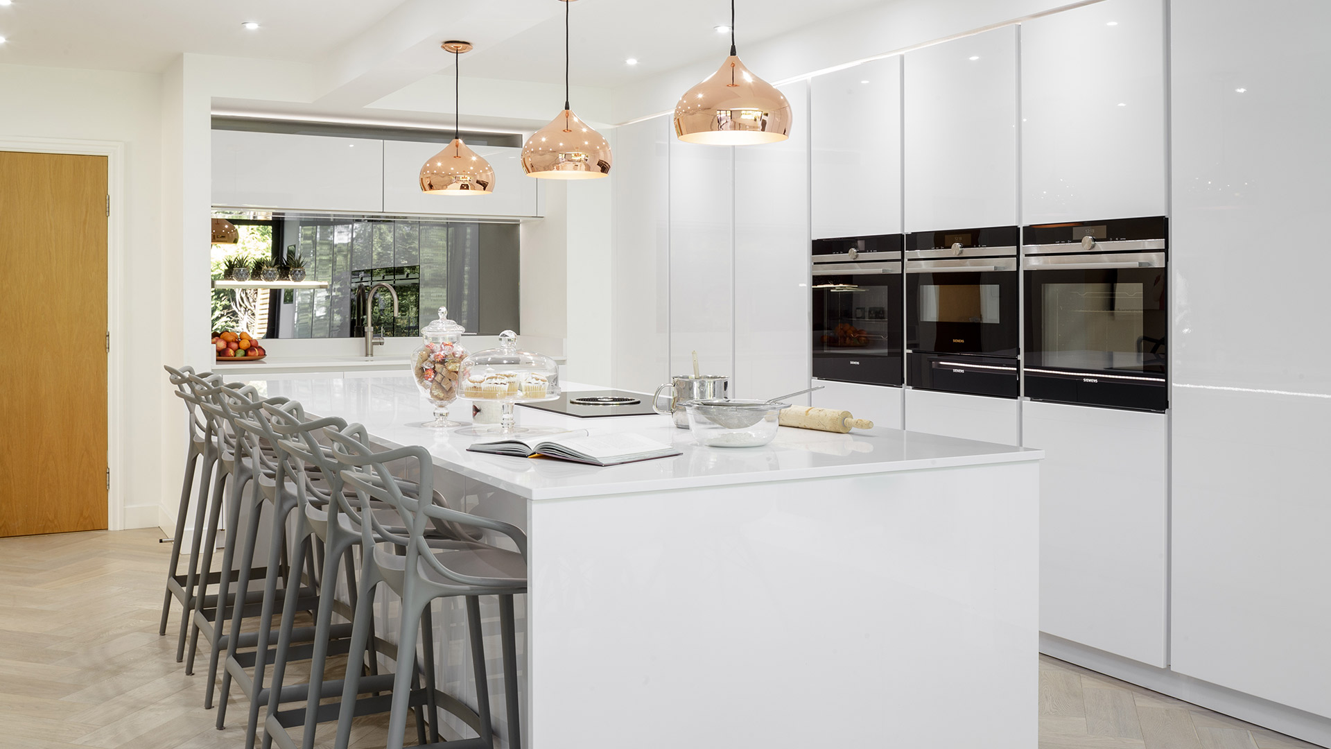 kitchen in white high-gloss